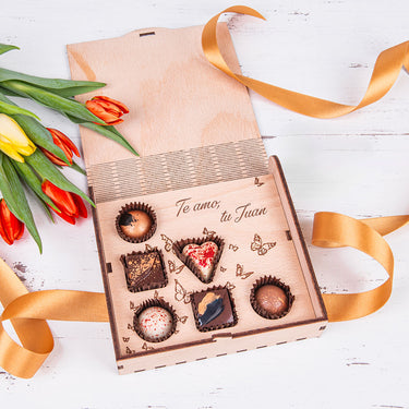 Conjunto de chocolate CLÁSICO en caja de madera y con motivo personalizado 