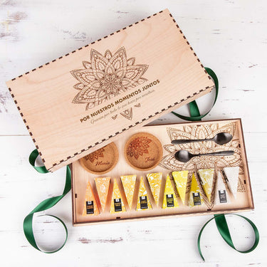 Juego de té KLASIK en una caja de madera y con motivo personalizado 